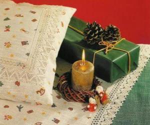 Puzzle Χριστουγεννιάτικο κερί καίει μαζί με τις άλλες διακοσμήσεις Χριστουγέννων